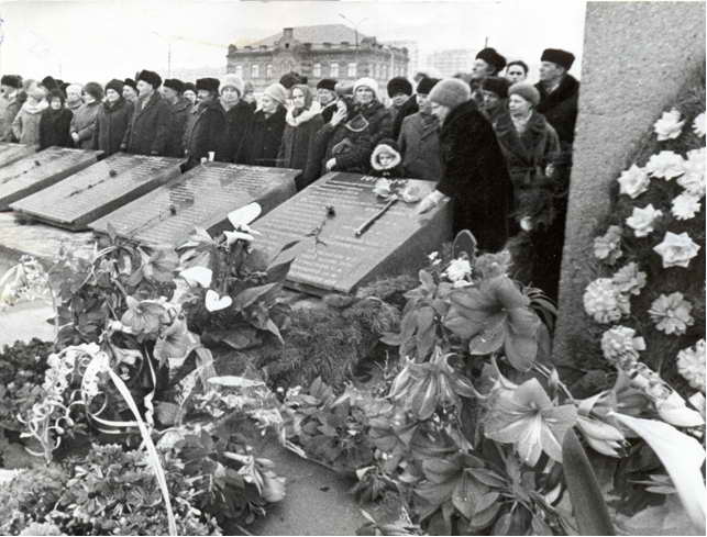 Каждый год в день 2-го февраля к братским могилам защитникам Сталинграда волжане приносят живые цветы… Фото Б. Остроухова