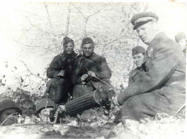 Командир 300-й стрелковой дивизии, полковник И.М. Афонин проверяет оборонительные позиции на о. Пеньковатый. Октябрь 1942 г.