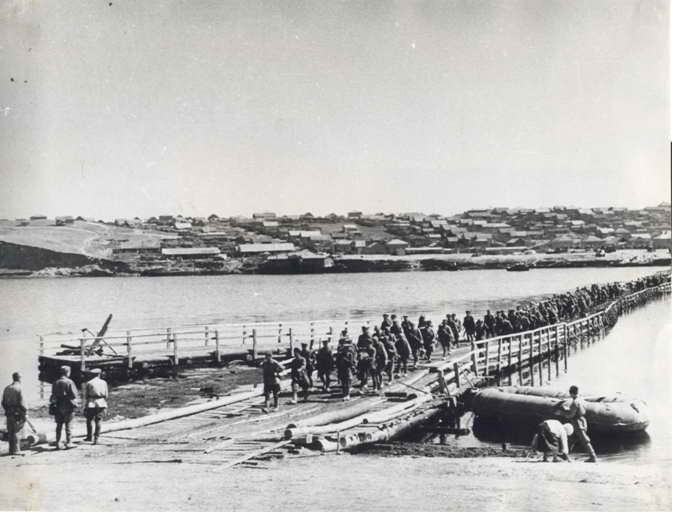 Резервы идут к Сталинграду. Наплавной мост в районе п. Средняя Ахтуба.  Сентябрь 1942 г.