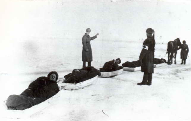 Доставка раненых в санях – волокушах по льду Волги. Декабрь 1942 г.