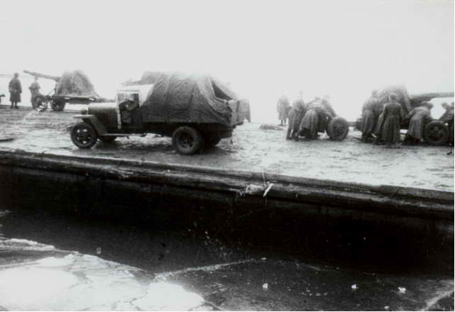 Переправа артиллерии в Сталинград. 1942 г.