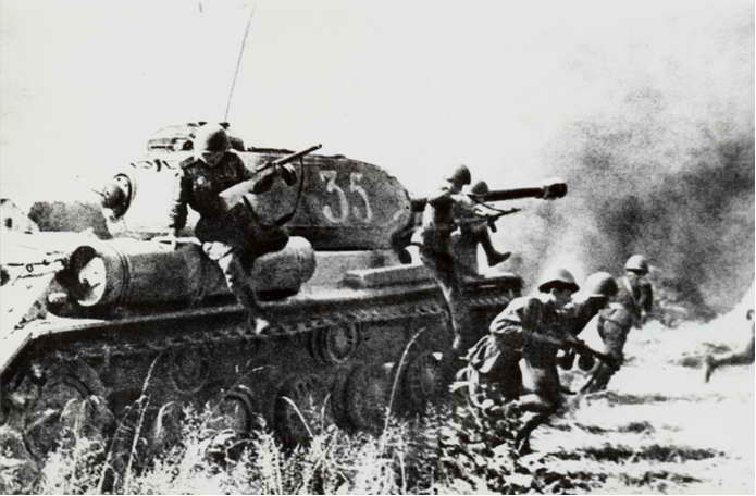 Прорыв вражеской обороны. 1944-1945 гг. На переднем плане – тяжёлый танк ИС-2. 